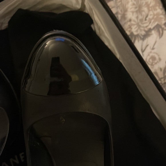 Chanel Interlocking CC Logo Leather Pumps 9 - Picture 10 of 11
